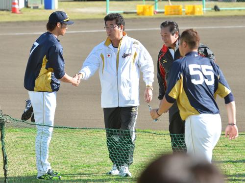 視察に訪れたＷＢＣ日本代表の山本監督とガッチリ握手をする糸井（左）