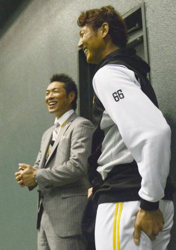 ソフトバンクのキャンプを訪れ、斉藤リハビリ担当コーチ（右）と話す小久保裕紀氏