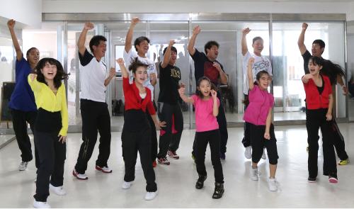 沖縄アクターズスクールを訪れ子供たちと一緒に踊るＤｅＮＡの（後列左２人目から）赤掘、白崎、三嶋、宮崎、安部、井納