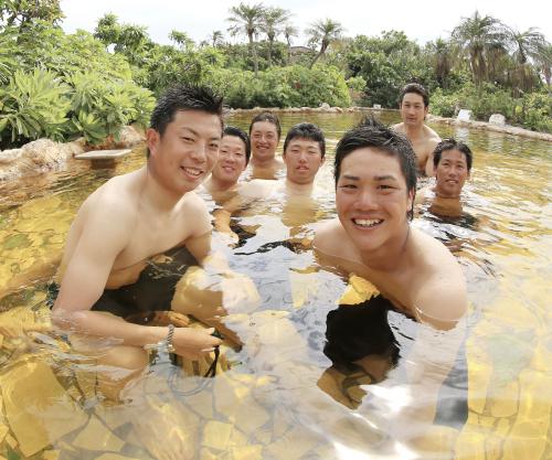 温泉に入り笑顔を見せる（手前左から）松葉、伏見らオリックスの新人選手
