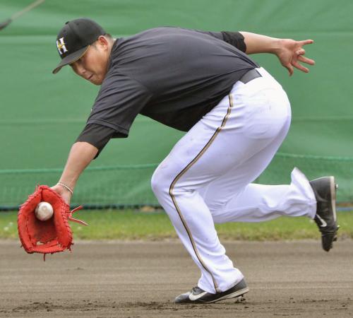 全体練習後に一塁の特守をする日本ハム・中田