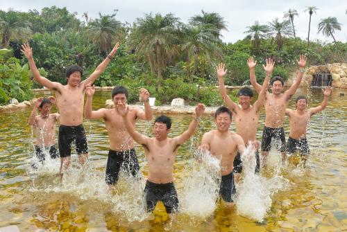 シギラ黄金温泉でキャンプ最初の休日を楽しむオリックス新人の（左から）森本、戸田、伏見、佐藤峻、松葉、武田、西川、原大
