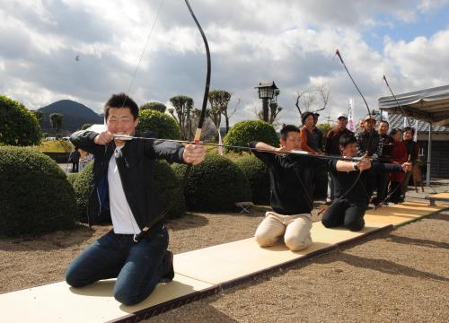 四半的を体験し矢を射る（左から）高橋、鈴木誠、上本