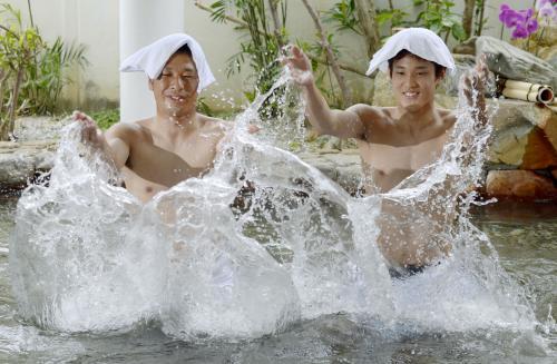 キャンプ初の休日で、露天風呂に入る阪神新人の藤浪（右）と小豆畑