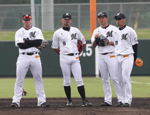 一塁手のレギュラー獲得へしのぎを削る（左から）ホワイトセル、福浦、青松、大松