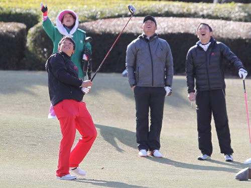 ゴルフ初挑戦の東浜はスタートホールの第１打目をミスショットし摂津（中）、山崎（右）の前で苦笑い