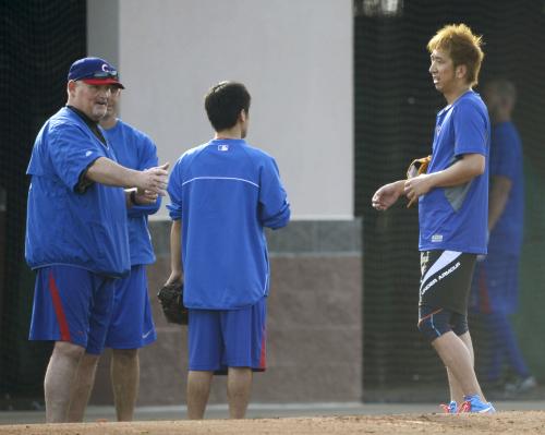 投球練習でボシオ投手コーチ（左）と話すカブス・藤川