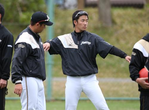 ２軍を視察に訪れた黒木投手コーチ（左）から指導を受ける斎藤