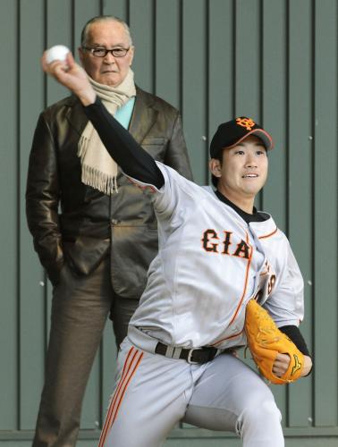 長嶋元監督が見守る中、投球練習する巨人・菅野
