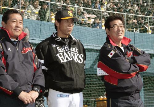 ソフトバンクのキャンプを訪れたＷＢＣ日本代表の山本監督（右）。中央はソフトバンク・秋山監督