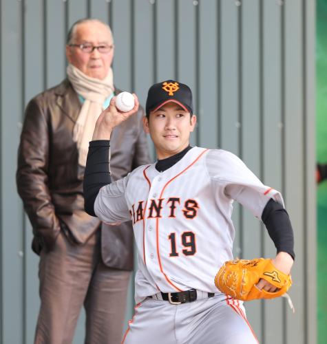 巨人・菅野（右）の投球練習を見守る長嶋終身名誉監督