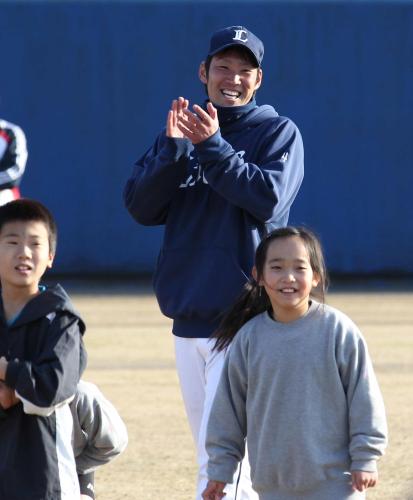練習後のファンとの交流イベントで、笑顔でドッジボールに参加する西武ドラフト１位・増田