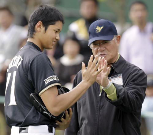 野球評論家の張本勲氏（右）と手の大きさを比べる日本ハム・大谷