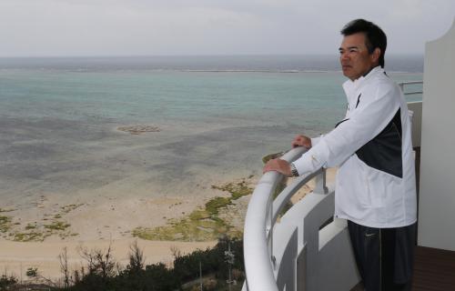 宿舎のベランダから海を見つめる阪神・和田監督