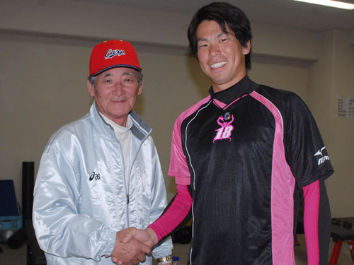 ２月末で退職する宮本氏（左）と握手する広島・前田健