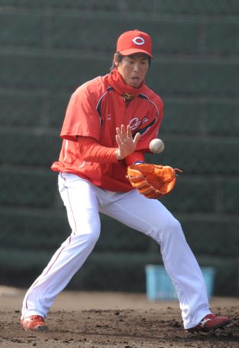 投手ノックで打球をさばく広島・前田健
