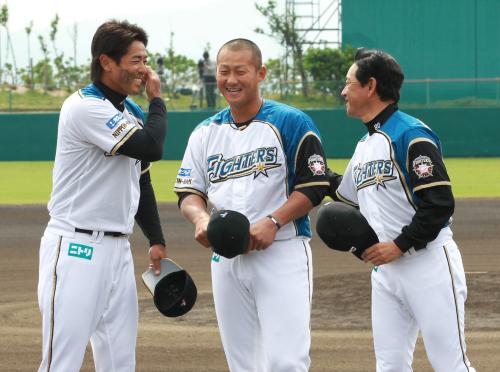 日本代表候補合宿に向かう日本ハム（左から）稲葉、中田は栗山監督と談笑する