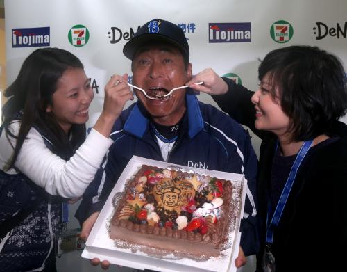 バレンタインデーで担当記者らから贈られたチョコレートケーキを口にするＤｅＮＡ・中畑監督　