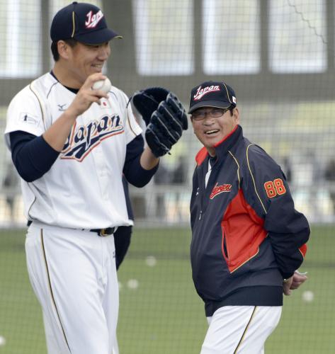 投球練習中に笑顔で言葉を交わすＷＢＣ日本代表の山本監督（右）と田中