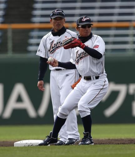 二塁でノックを受ける侍ジャパン代表候補の鳥谷（左は松井）
