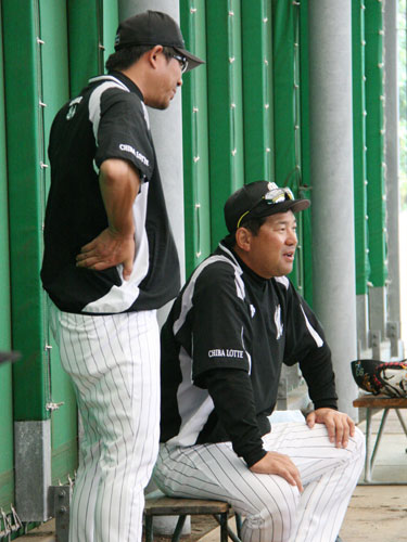 ロッテ・伊東監督（右）はブルペンで川崎１軍ブルペンコーチとともに投手陣の仕上がりをチェック