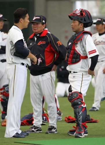投球練習を終えた田中（左）に声をかける侍ジャパン代表候補の阿部。中央は東尾投手総合コーチ