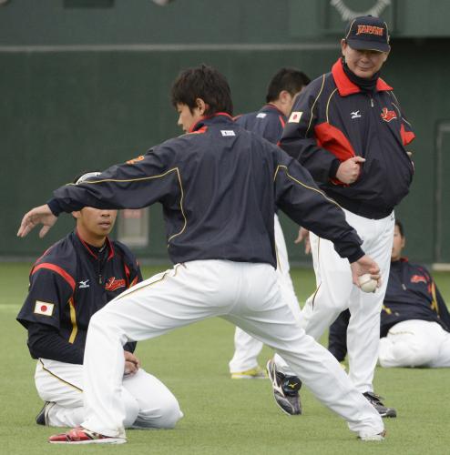 東尾コーチ（右）が見詰める中、投球フォームを確認する浅尾