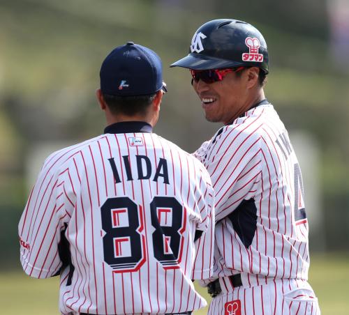 ＜ヤクルト・韓国ＫＩＡ＞５回１死二塁の場面で代打で登場したヤクルト・岩村は左前打を放ち、一塁ベース上で飯田コーチに笑顔を見せる