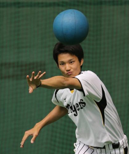 左手でバランスボールを投げる阪神ドラフト１位・藤浪