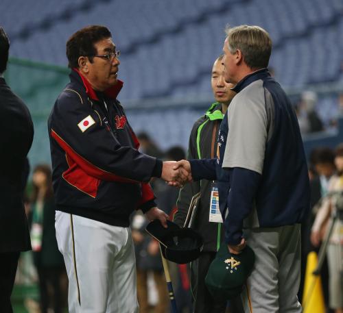 ＜日本・オーストラリア＞試合前、オーストラリア代表のディーブル監督（右）は山本監督と握手を交わす