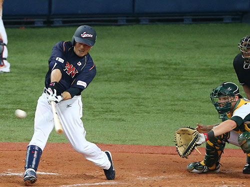 ＜オーストラリア・日本＞４回２死満塁、松井は右足を強く踏み込み走者一掃の逆転三塁打