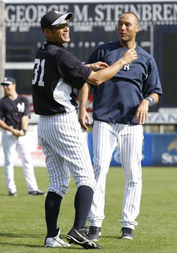 練習中にジーター（右）と談笑するヤンキースのイチロー
