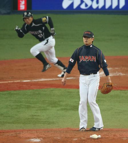 ＜阪神・日本＞５回１死二塁、伊藤隼（左）に中前適時打を打たれた涌井