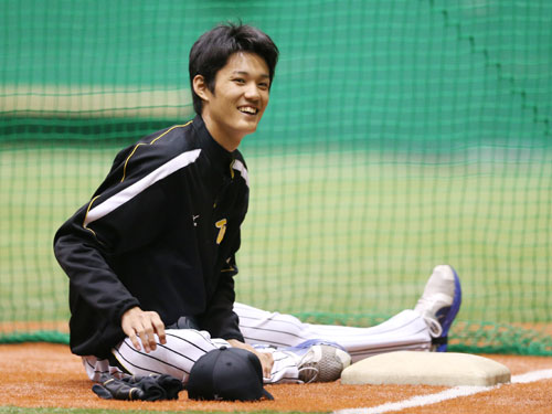 笑顔で練習する阪神ドラフト１位・藤浪
