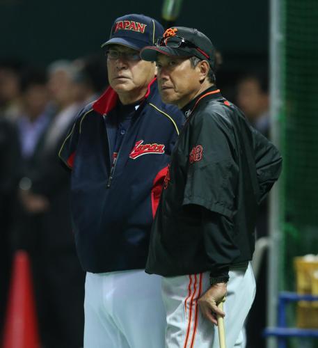 ＜巨人・日本＞試合前に険しい表情で原監督（右）と言葉をかわす山本監督