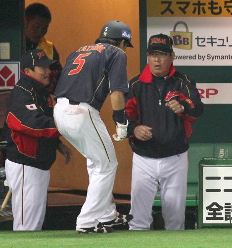 ＜巨人・日本＞５回１死一、三塁、角中の三ゴロで生還した松田を出迎える山本監督