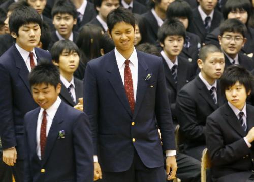 花巻東高の卒業式に臨む日本ハムの大谷翔平投手（中央）
