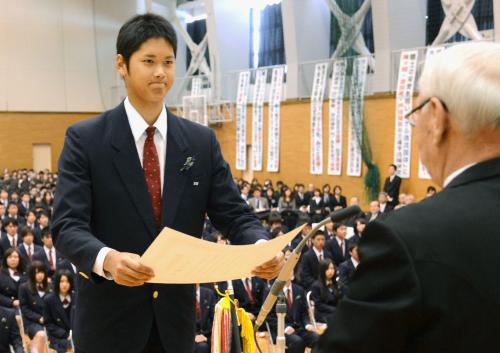 花巻東高の卒業式で、特別功労賞を贈られた日本ハムの大谷翔平投手