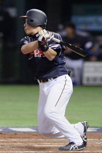 ８回日本１死二塁、代打井端が右前に同点打を放つ