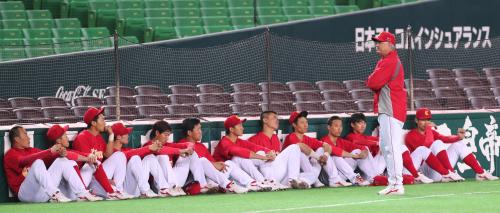 フェンス沿いに座る選手たちに話をする中国代表・マクラーレン監督