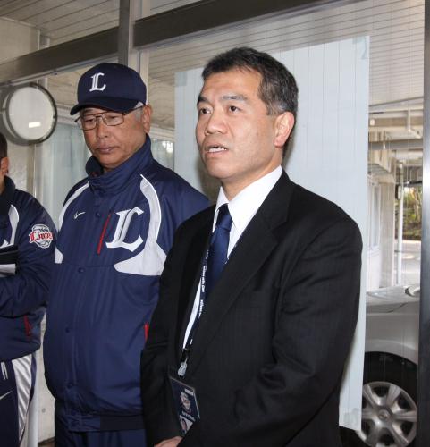 西武の飯田専務（右）は鈴木球団本部長と交通違反で交渉凍結となっているドラフト２位選手について会見する
