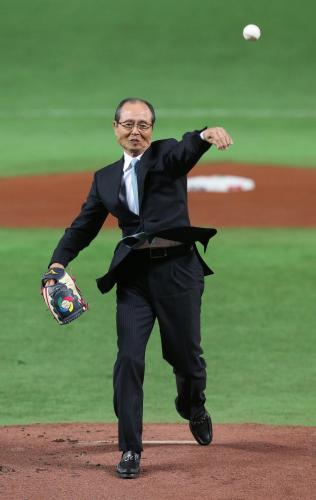 ＜日本・ブラジル＞始球式を務めた王・日本代表特別顧問