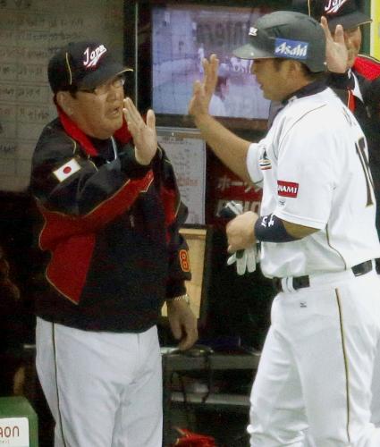 ５回、糸井の二塁打で生還した一走阿部（右）を迎える山本監督