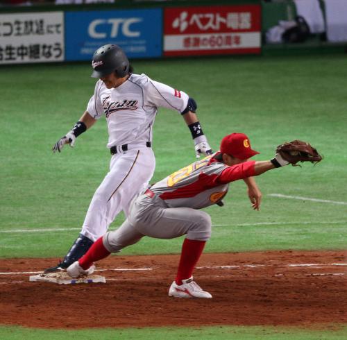 ＜日本・中国＞５回無死、三塁内野安打で一塁に駆け込む松田