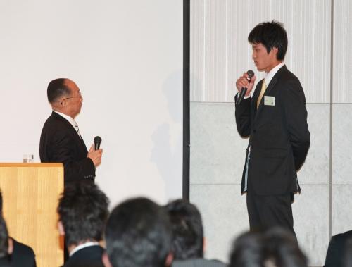 講師の深沢氏（左）のインタビュー形式の質問に答える阪神・藤浪