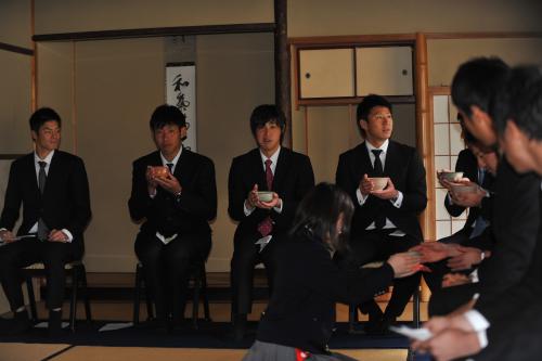 文化交流会に出席し、点てられたお茶を飲む広島・野村（左から３人目）