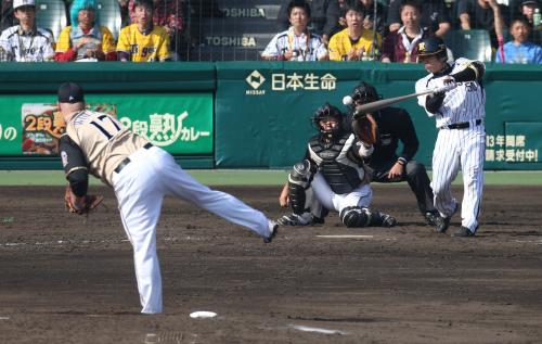 ＜神・日＞５回２死三塁、阪神・藤井彰は中前適時打を放つ