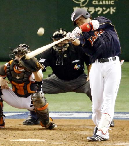 ７回日本１死、坂本が左中間に満塁本塁打を放つ。捕手ノエイ