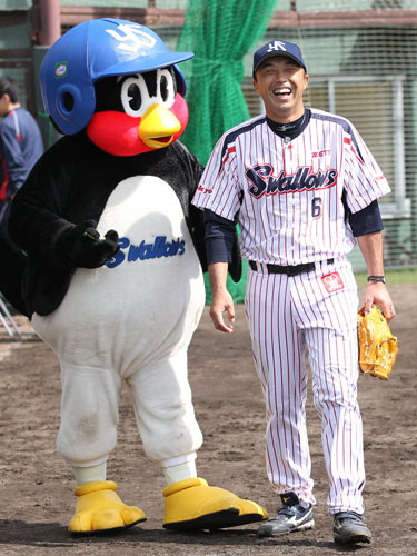 変装までして日本戦の応援に駆け付けたヤクルトの宮本慎也内野手（右）。写真は今年２月の浦添キャンプで球団マスコットのつば九郎と談笑