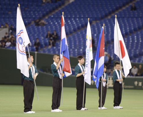 オランダ―キューバ戦の試合前セレモニーで、旗手を務める福島市の小学生